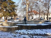 Petrinjski park fontana zimi